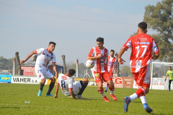 Independiente presentó su nueva “pilcha” - La Razon de Chivilcoy