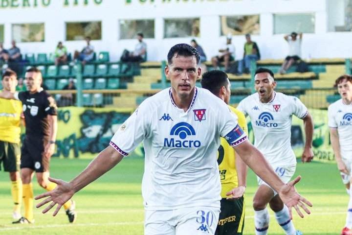 Tigre saltó a la cima