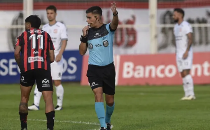 Está el árbitro para Patrón